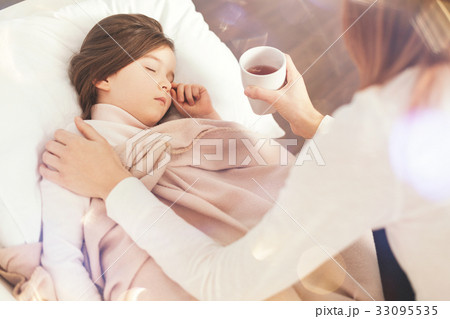 Careful mother bringing tea for her daughter Careful mother bringing tea for her daughter 33095535