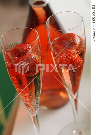 いちごのスパークリングワイン 33095683