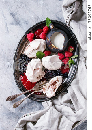 Summer dessert Eton Mess 33095763