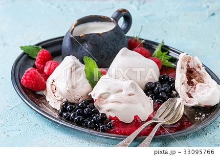 Summer dessert Eton Mess 33095766