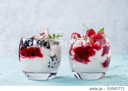 Summer dessert Eton Mess 33095771