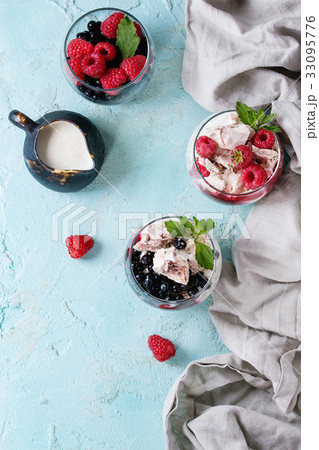 Summer dessert Eton Mess 33095776