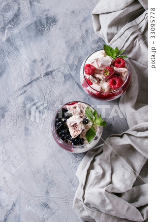 Summer dessert Eton Mess 33095778