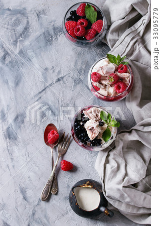 Summer dessert Eton Mess 33095779