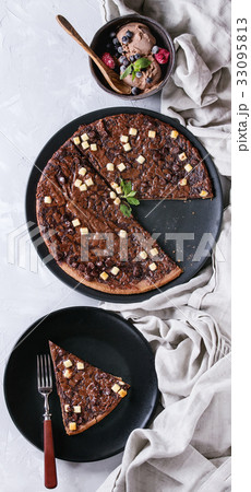 Dessert chocolate pizza 33095813