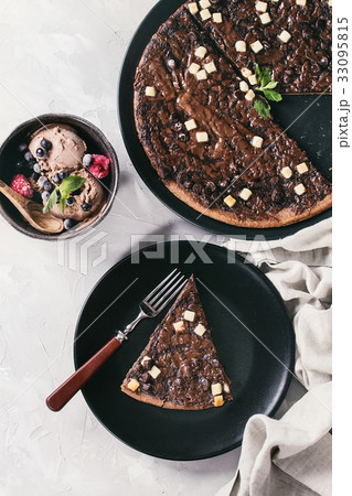 Dessert chocolate pizza 33095815