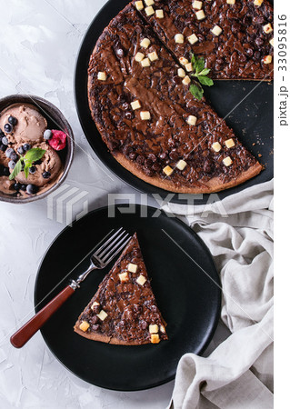 Dessert chocolate pizza 33095816