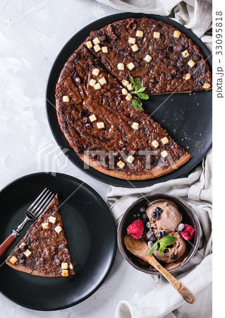 Dessert chocolate pizza 33095818