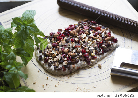 ナッツとドライフルーツのパン生地づくり ナッツとドライフルーツのパン生地づくり 33096035