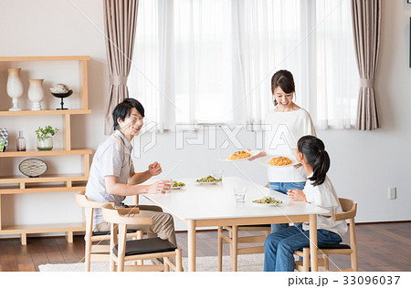 若い家族(食事) 若い家族(食事) 33096037