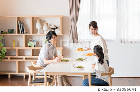若い家族(食事) 若い家族(食事) 33096041