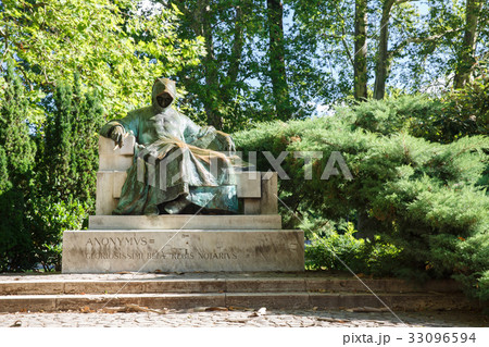 Statue of Anonymus located in city park 33096594