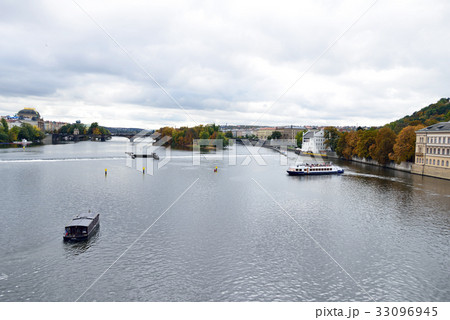 チェコ　プラハ　カレル橋 33096945