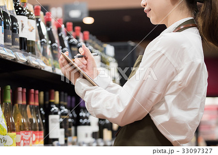 若い女性 (スーパーの店員) 若い女性 (スーパーの店員) 33097327