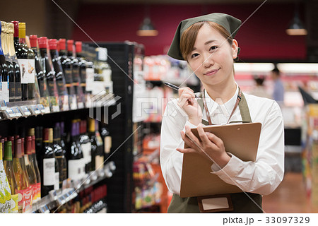 若い女性 (スーパーの店員) 33097329