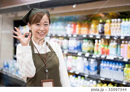 若い女性 スーパーの店員 の写真素材