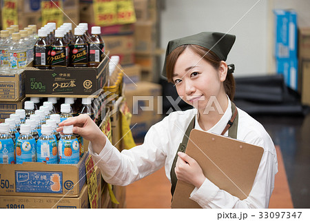 若い女性 (スーパーの店員) 33097347
