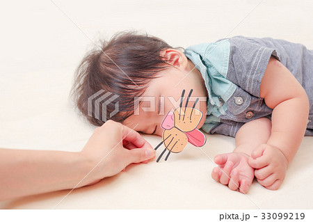 寝る男の子にフォトプロップス 33099219