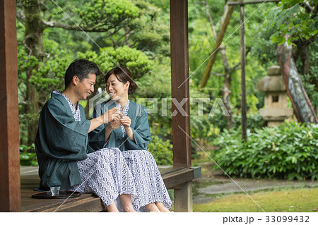 温泉 浴衣 旅行 ミドル夫婦 日本酒 和風イメージ 33099432