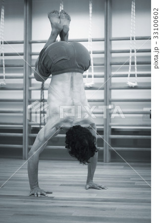 Man yoga handstand 33100602