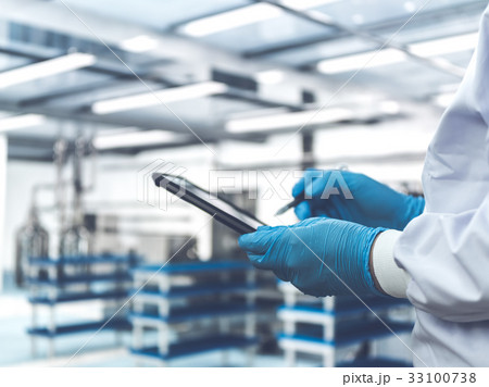 工場で働く 工場で働く 33100738