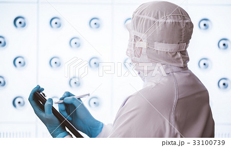 工場で働く 工場で働く 33100739