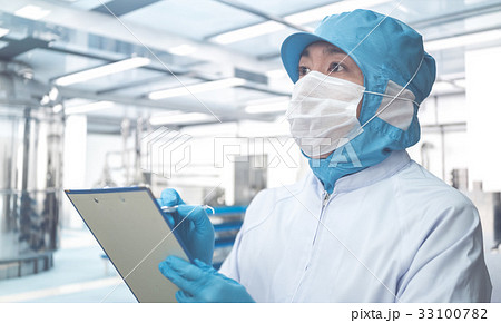 工場で働く 工場で働く 33100782