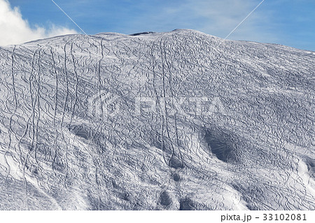 Slope for freeride with traces from snowboards Slope for freeride with traces from snowboards 33102081