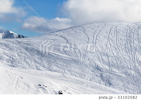 Slope for freeriding with traces from skis Slope for freeriding with traces from skis 33102082