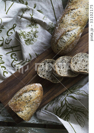 フランスパンのバケット 33102175