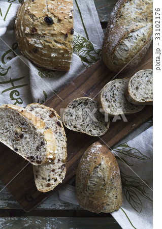 フランスパンのバケット 33102176