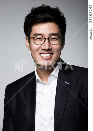 東洋人 ビジネスマン 前顔の写真素材