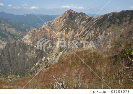 足尾鉱毒の傷跡残る渡良瀬川源流の山　ウメコバ沢の岩壁と沢入山 33103073
