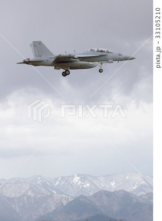 丹沢山系を背景に飛行する米海軍の空母艦載機E/A-18Gグラウラー電子戦機 33105210