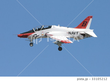 カリフォルニアの青い空を旋回飛行する米海軍の艦載ジェット練習機T-45Cゴスホーク カリフォルニアの青い空を旋回飛行する米海軍の艦載ジェット練習機T-45Cゴスホーク 33105212