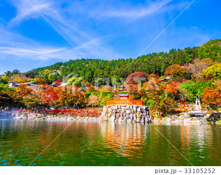 勝尾寺の弁天池と紅葉 勝尾寺の弁天池と紅葉 33105252