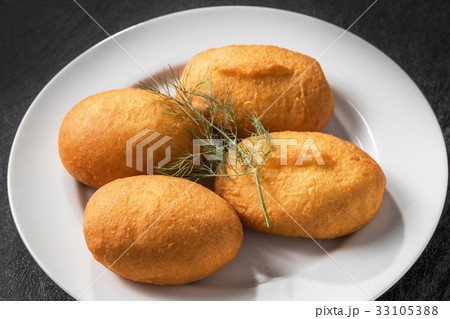 ロシアの揚げパン ピロシキ piroshki ロシアの揚げパン ピロシキ piroshki 33105388