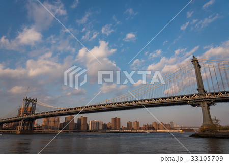 ニューヨークのマンハッタン橋 夕刻の写真素材