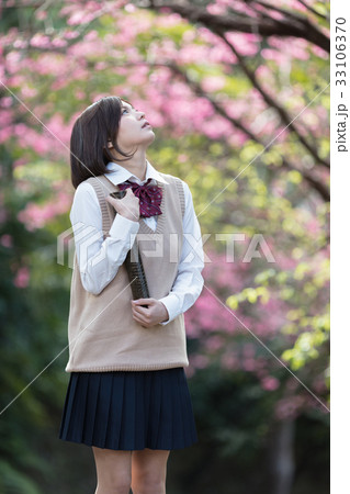 桜と女学生 桜と女学生 33106370
