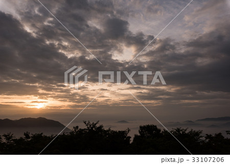 瀬戸内海の夏の雲海（筆影山展望台から） 33107206