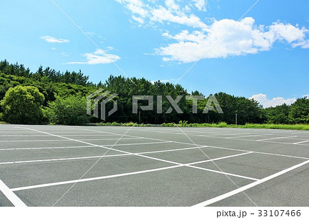 夏の青空と駐車場 夏の青空と駐車場 33107466