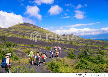 【静岡県】富士山、双子山付近をトレッキングする人達 【静岡県】富士山、双子山付近をトレッキングする人達 33107503