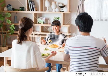 若い家族 食卓 の写真素材