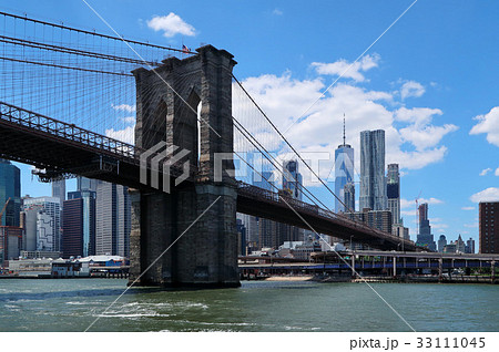 ブルックリン橋とマンハッタン 33111045