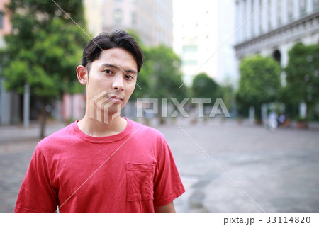 男性 カジュアル 人物 ハーフ フィリピン人 日本人 スナップ ポートレート 街並み 観光 の写真素材