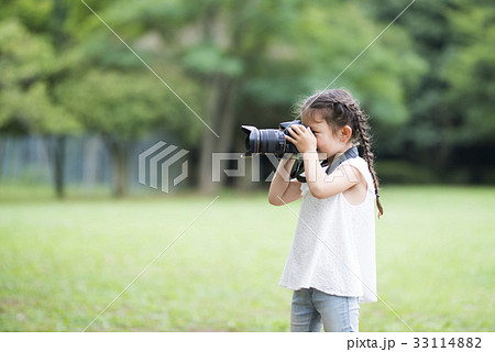 写真を撮る女の子の写真素材