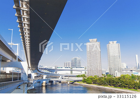 川沿いのタワーマンション群と青空 川沿いのタワーマンション群と青空 33115126