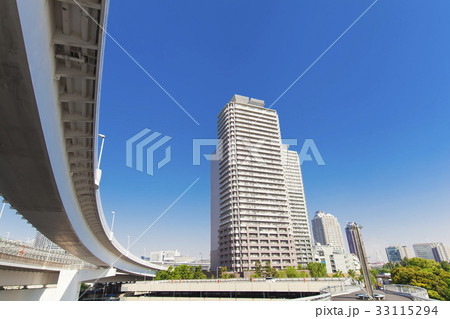川沿いのタワーマンションと青空 33115294