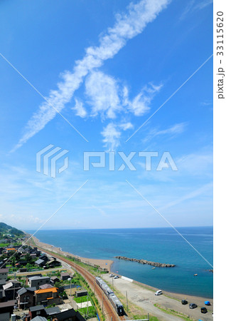 真夏の米山海岸を行く信越線臨時列車 越乃Shu Kura 真夏の米山海岸を行く信越線臨時列車 越乃Shu Kura 33115620