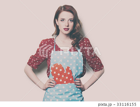 woman in pinafore with potholder 33116155